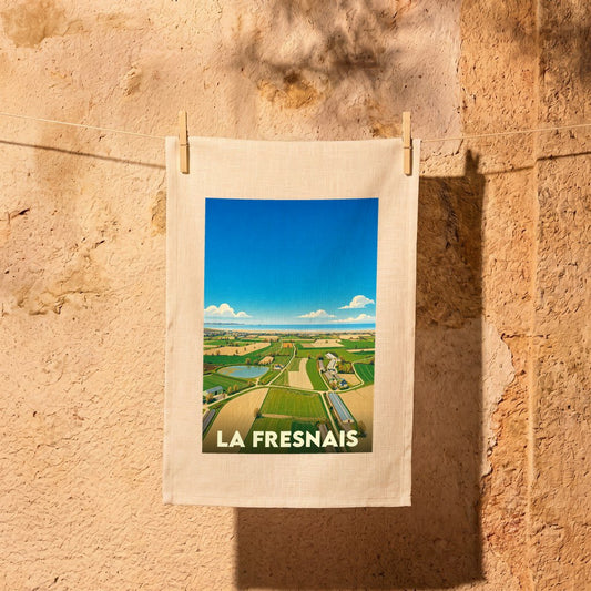 Torchon souvenir de la ville de La Fresnais illustré par un paysage champêtre stylisé.