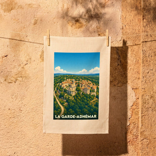 Torchon souvenir de la ville de La Garde-Adhémar avec une illustration stylisée.