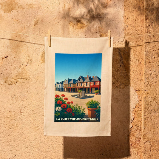 Torchon souvenir de la ville de La Guerche-de-Bretagne avec une illustration stylisée de sa place principale.