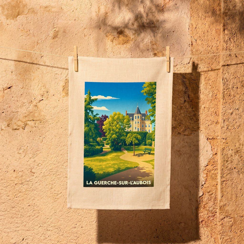 Torchon souvenir de La Guerche-sur-l'Aubois avec une illustration stylisée d'un parc arboré devant une demeure historique.