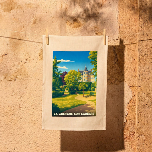 Torchon souvenir de La Guerche-sur-l'Aubois avec une illustration stylisée d'un parc arboré devant une demeure historique.