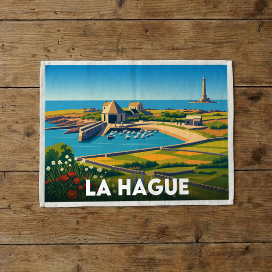 Torchon souvenir de la ville de La Hague avec une illustration stylisée de son paysage côtier et de son phare.