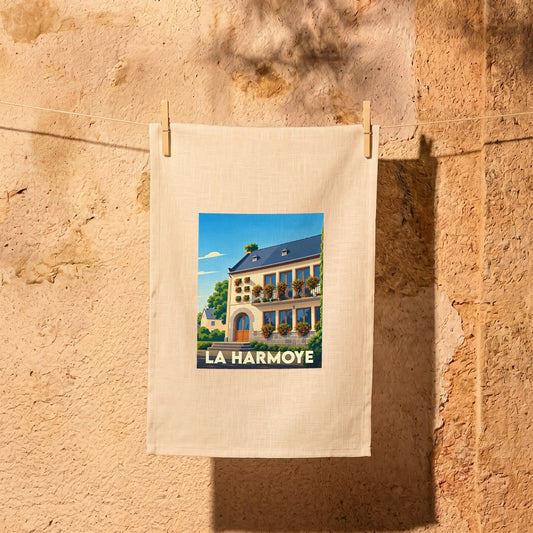 Torchon souvenir de la ville de La Harmoye avec une illustration stylisée d'une maison fleurie.