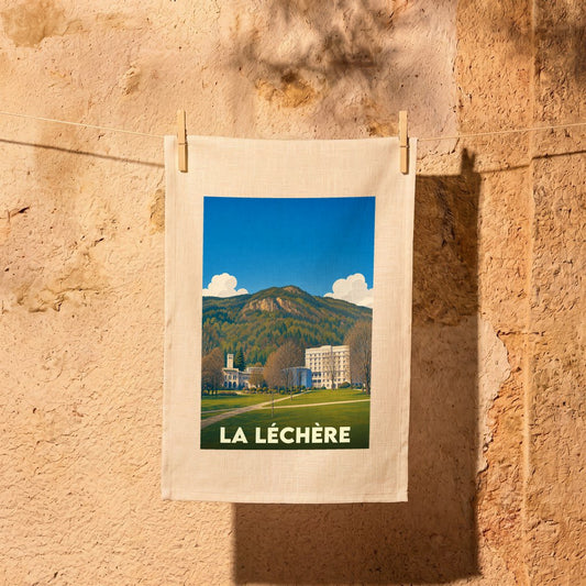 Torchon souvenir de la ville de La Léchère avec une illustration stylisée.