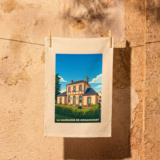 Torchon souvenir de la ville de La Madeleine-de-Nonancourt avec une illustration stylisée.