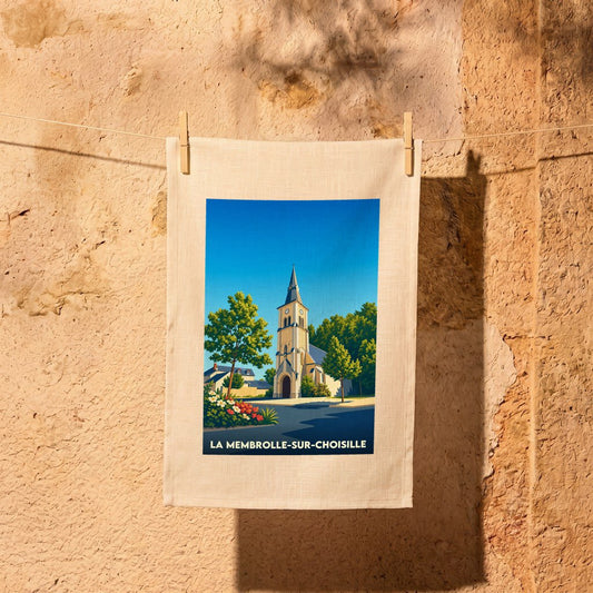 Torchon souvenir de la ville de La Membrolle-sur-Choisille avec une illustration stylisée de son église sous un ciel bleu.