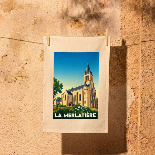 Torchon souvenir de la ville de La Merlatière avec une illustration stylisée de son église.