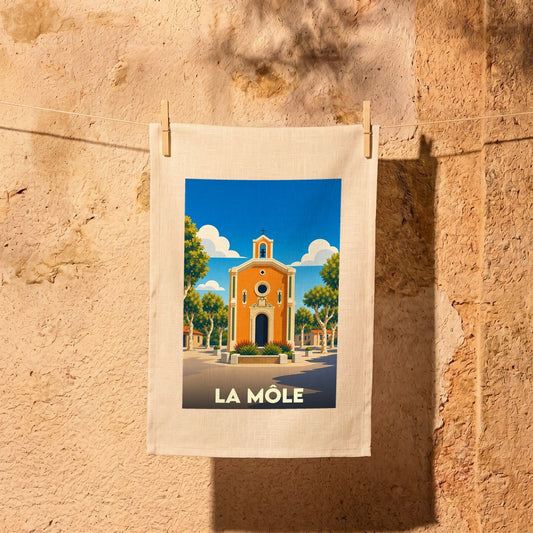 Torchon souvenir de la ville de La Môle orné d'une illustration stylisée de sa chapelle.