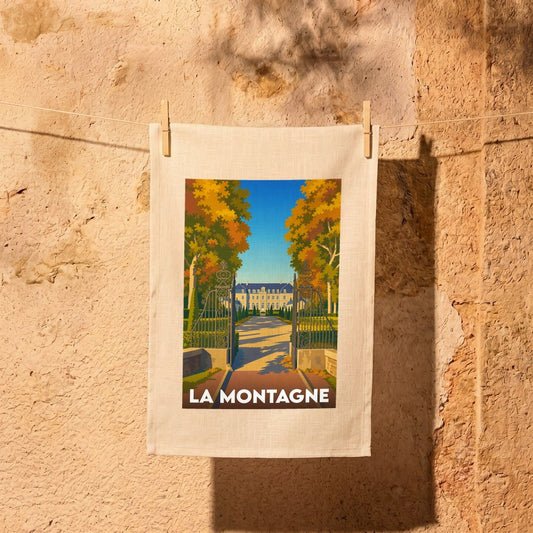 Torchon souvenir de la ville de La Montagne avec une illustration stylisée d'un domaine arboré.
