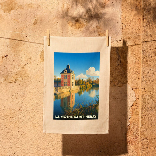 Torchon souvenir de la ville de La Mothe-Saint-Héray avec une illustration stylisée d'un bâtiment historique au bord de l'eau.