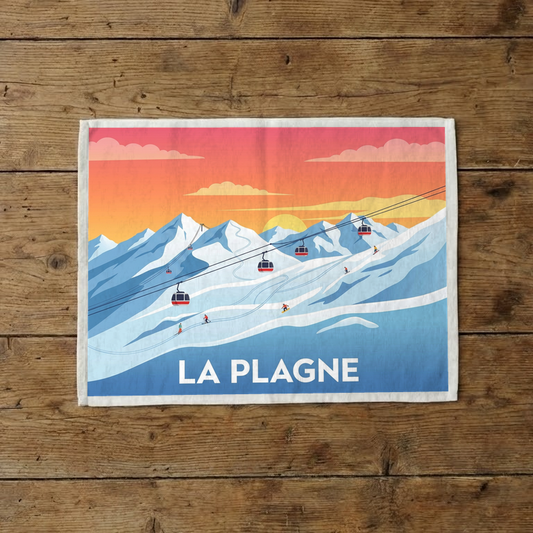 Torchon souvenir de la ville de La Plagne avec une illustration stylisée de montagnes enneigées et de télécabines.