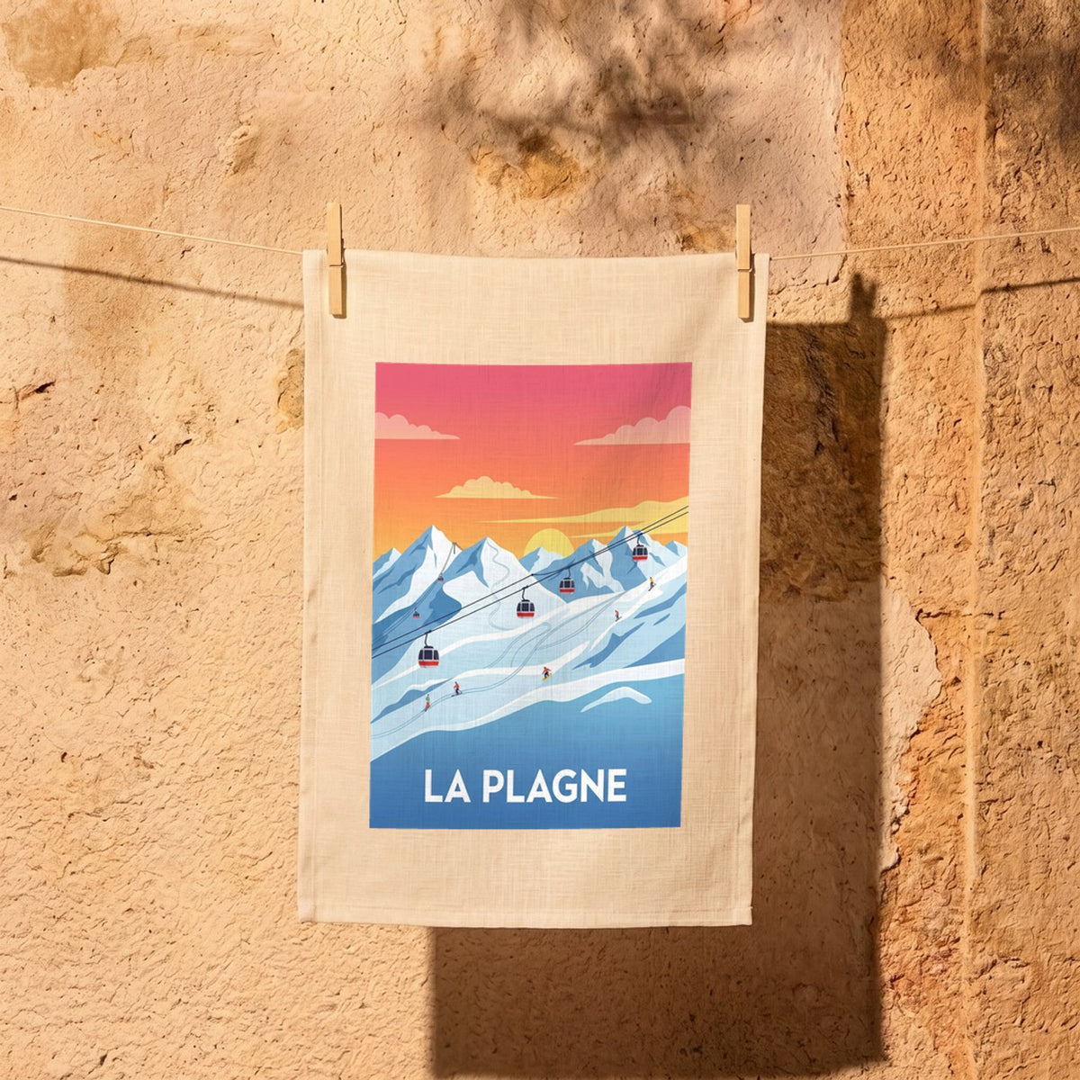 Torchon souvenir de la ville de La Plagne avec une illustration stylisée de montagnes enneigées et de télécabines.