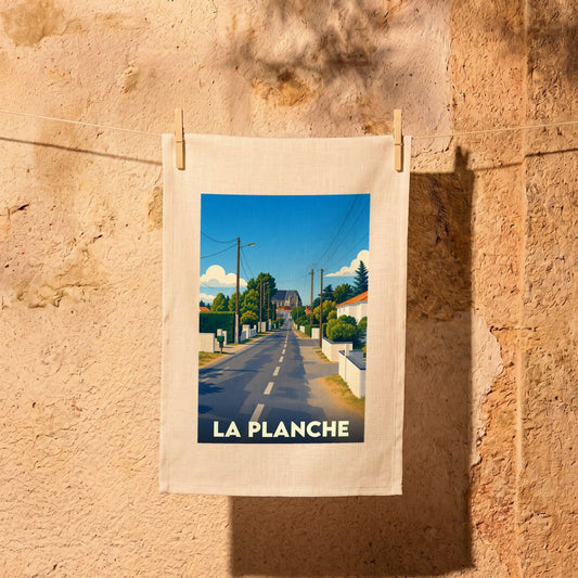 Torchon souvenir de la ville de La Planche avec une illustration stylisée d'une rue ensoleillée.