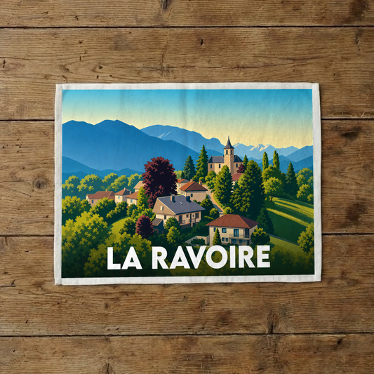Torchon souvenir de la ville de La Ravoire avec une illustration stylisée de style affiche vintage.