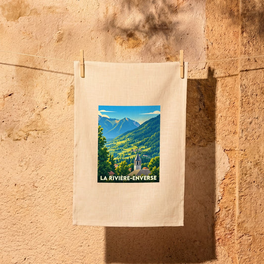 Torchon souvenir de la ville de La Rivière-Enverse illustré d'un paysage de montagne et d'un clocher.