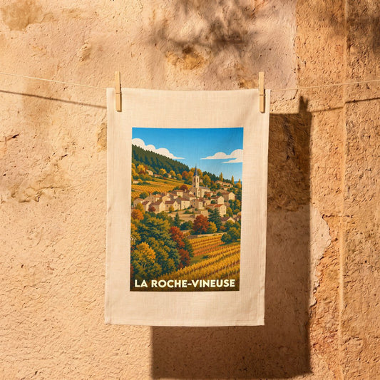 Torchon souvenir de la ville de La Roche-Vineuse avec une illustration stylisée d'un village et de son vignoble.
