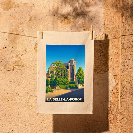 Torchon souvenir de la ville de La Selle-la-Forge avec une illustration stylisée de son église.