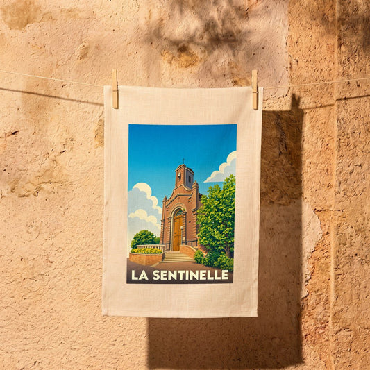 Torchon souvenir de la ville de La Sentinelle avec une illustration stylisée de son église.