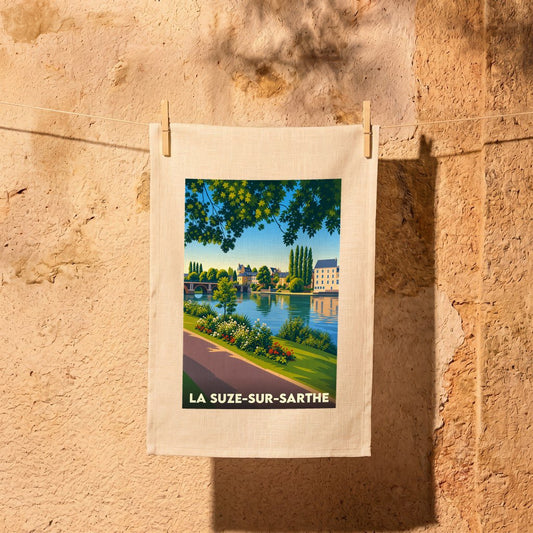 Torchon souvenir de la ville de La Suze-sur-Sarthe avec une illustration stylisée des bords de la Sarthe.