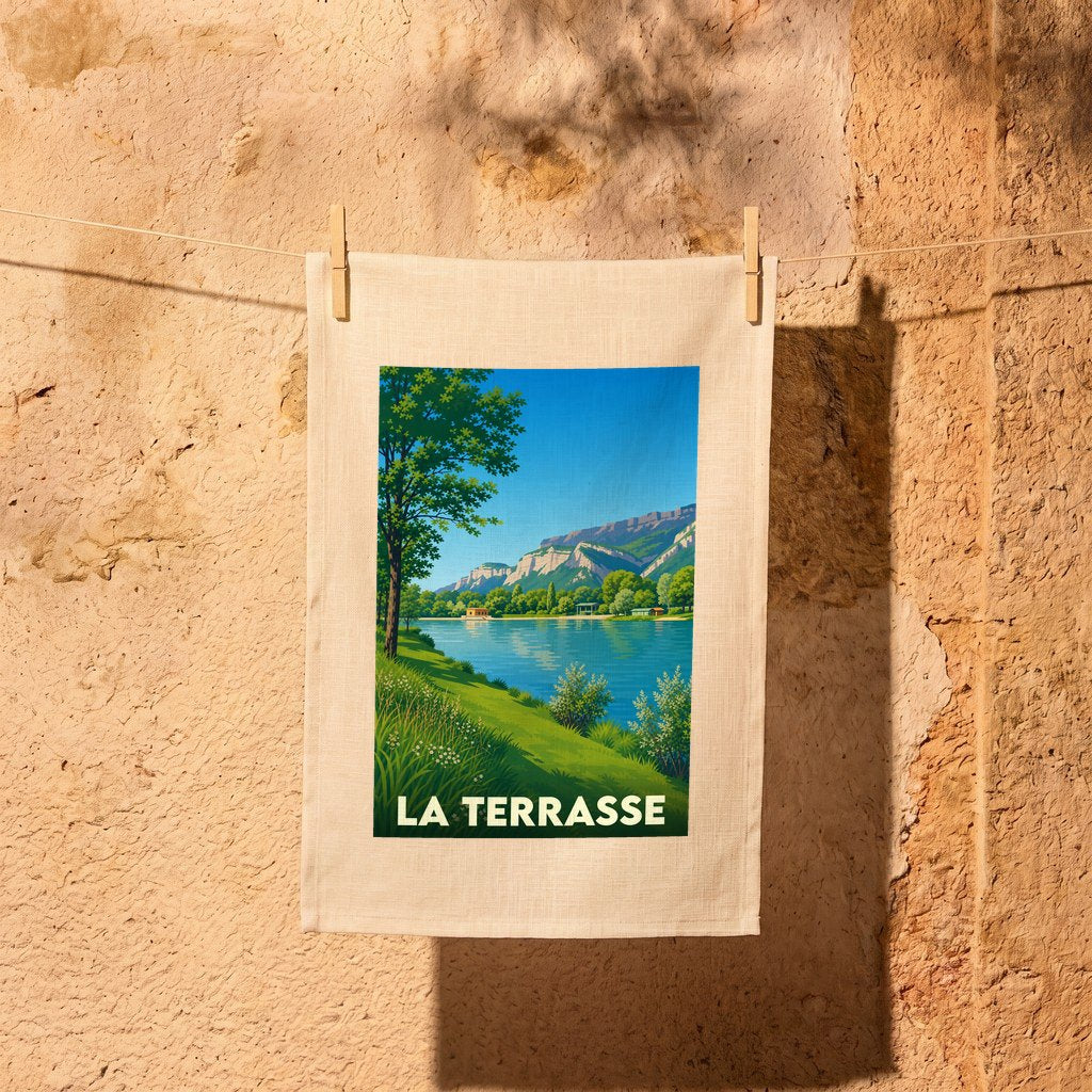 Torchon souvenir de la ville de La Terrasse avec une illustration stylisée d'un lac de montagne.