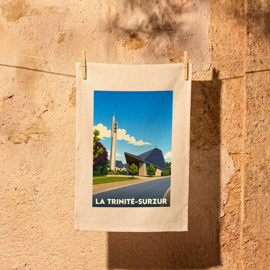Torchon souvenir de la ville de La Trinité-Surzur avec une illustration stylisée de son église moderne.