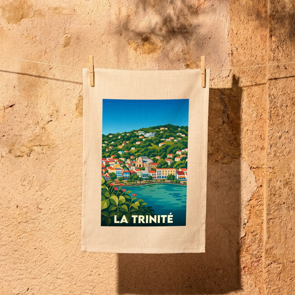 Torchon souvenir de la ville de La Trinité orné d'une illustration stylisée de son paysage côtier.