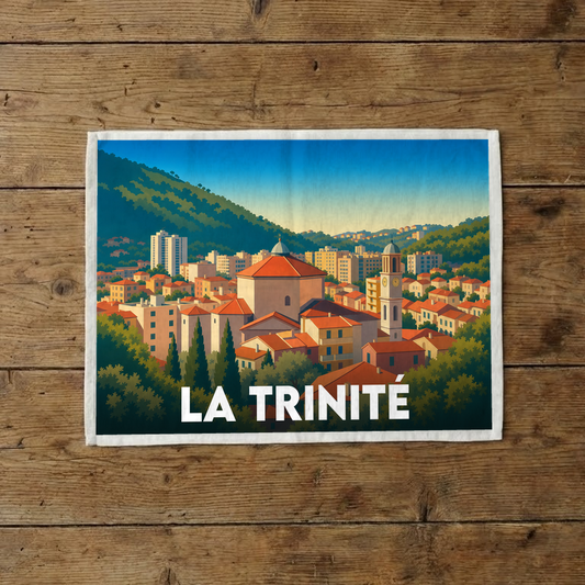 Torchon souvenir de la ville de La Trinité avec une illustration stylisée.