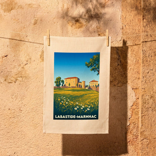 Torchon souvenir de Labastide-Marnhac arborant une illustration stylisée du village et de sa campagne.