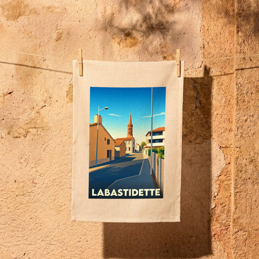 Torchon souvenir de la ville de Labastidette avec une illustration stylisée.