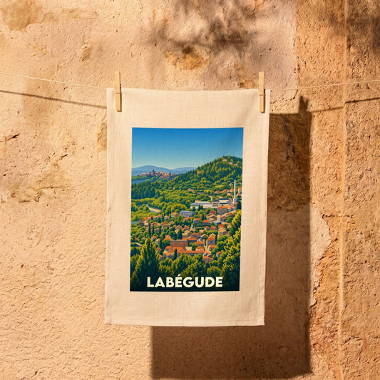 Torchon souvenir de la ville de Labégude orné d'une illustration stylisée de ses paysages vallonnés.