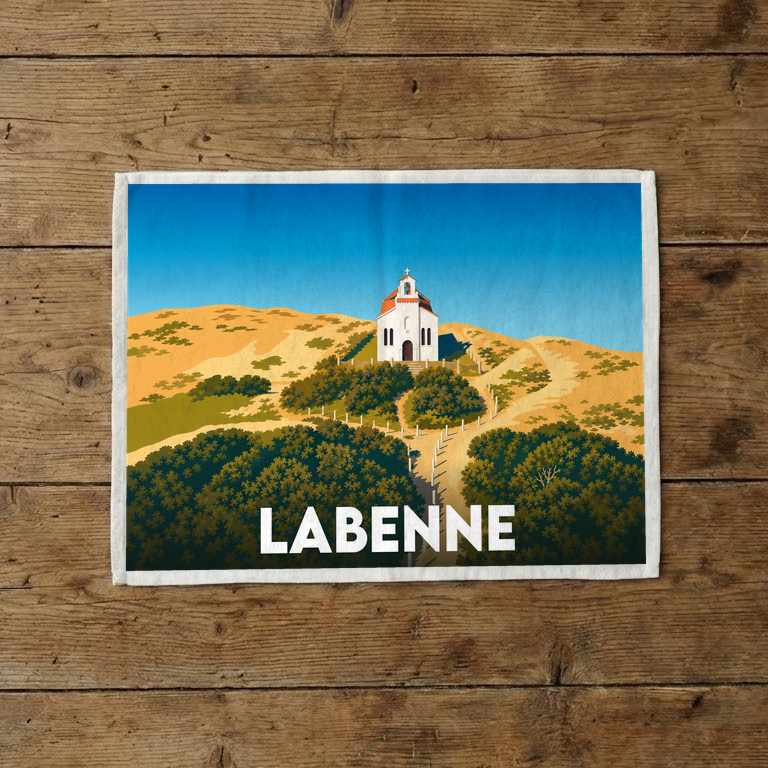 Torchon souvenir de la ville de Labenne illustré par la chapelle Sainte-Thérèse sur les dunes.