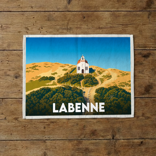 Torchon souvenir de la ville de Labenne illustré par la chapelle Sainte-Thérèse sur les dunes.