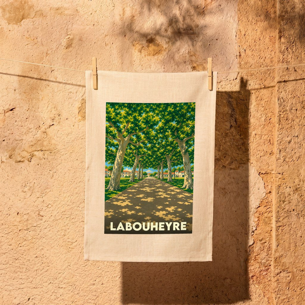 Torchon souvenir de la ville de Labouheyre illustré d'une allée d'arbres verdoyants.