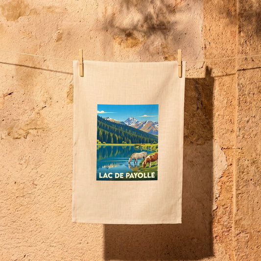 Torchon souvenir du Lac de Payolle avec une illustration stylisée de montagne et de chevaux.