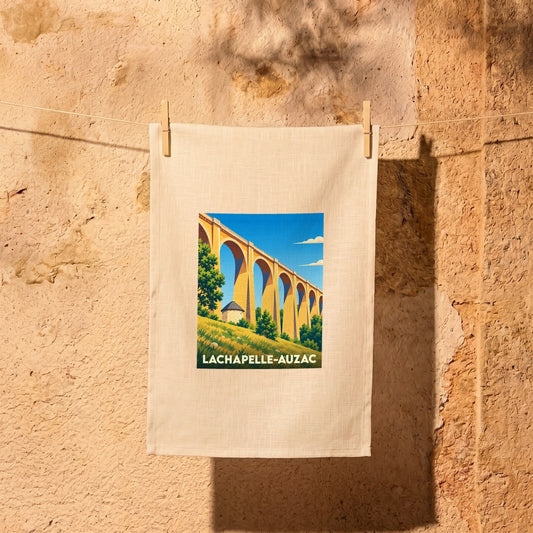 Torchon souvenir de la ville de Lachapelle-Auzac illustré d'un viaduc stylisé.