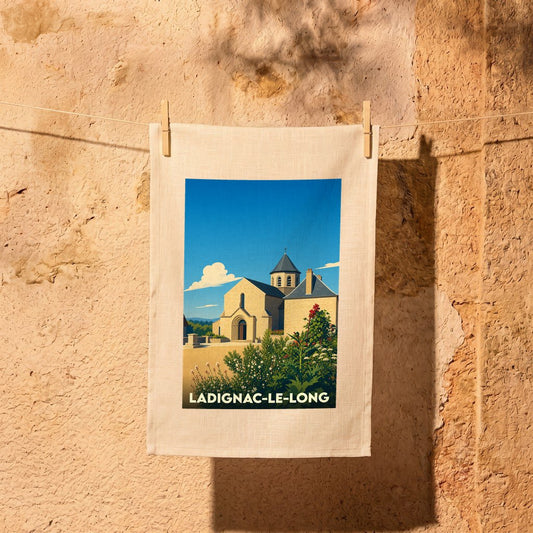 Torchon souvenir de Ladignac-le-Long avec une illustration stylisée de son église.