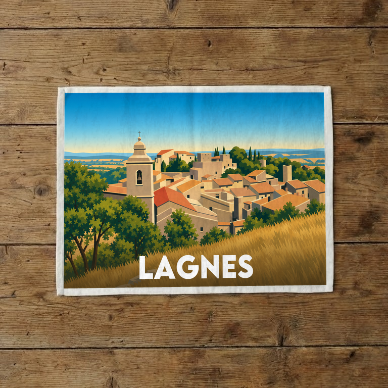 Torchon souvenir de la ville de Lagnes avec une illustration stylisée de son village perché.