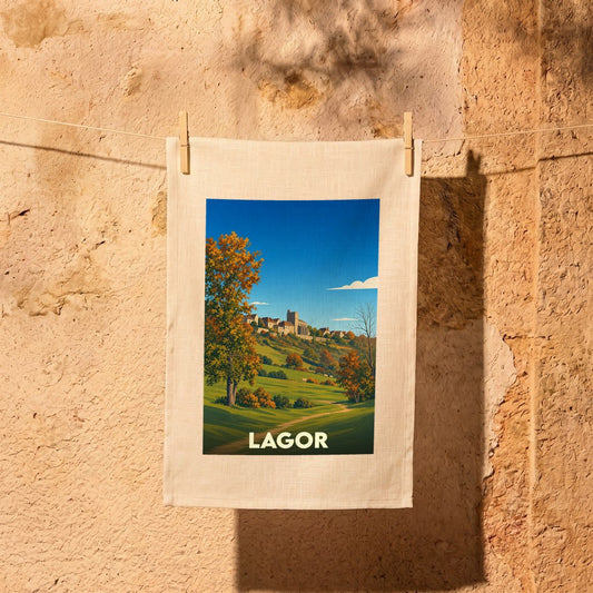 Torchon souvenir de la ville de Lagor orné d'une illustration paysagère stylisée.