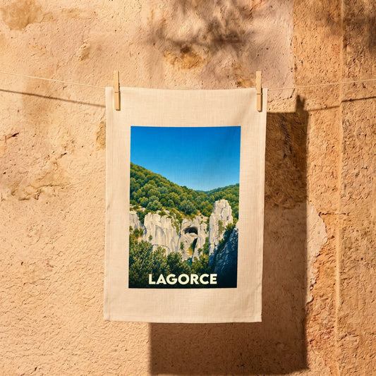 Torchon souvenir de la ville de Lagorce avec une illustration stylisée de ses paysages rocheux.
