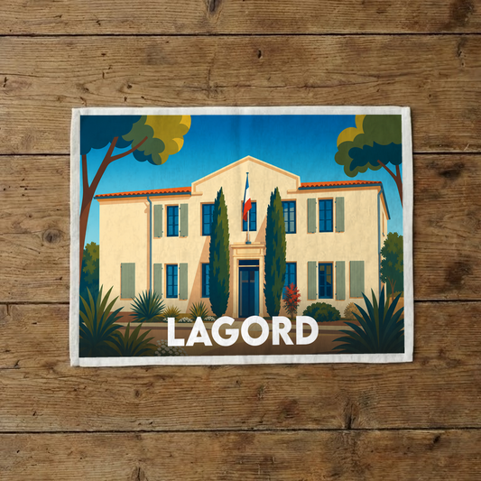 Torchon souvenir de la ville de Lagord avec une illustration stylisée de sa mairie sous un ciel bleu.