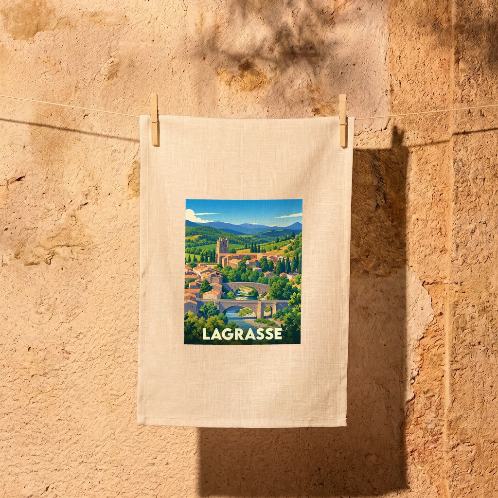 Torchon souvenir de la ville de Lagrasse avec une illustration stylisée.