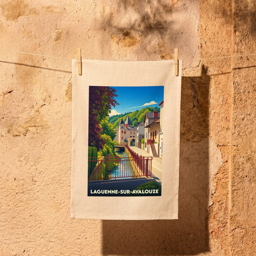 Torchon souvenir de la ville de Laguenne-sur-Avalouze avec une illustration stylisée.
