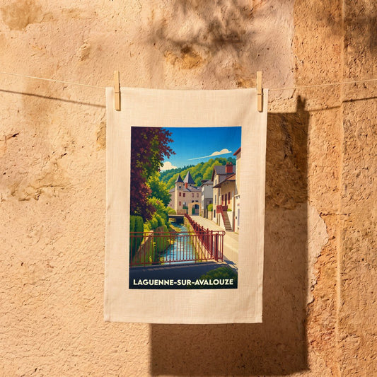 Torchon souvenir de la ville de Laguenne-sur-Avalouze avec une illustration stylisée.