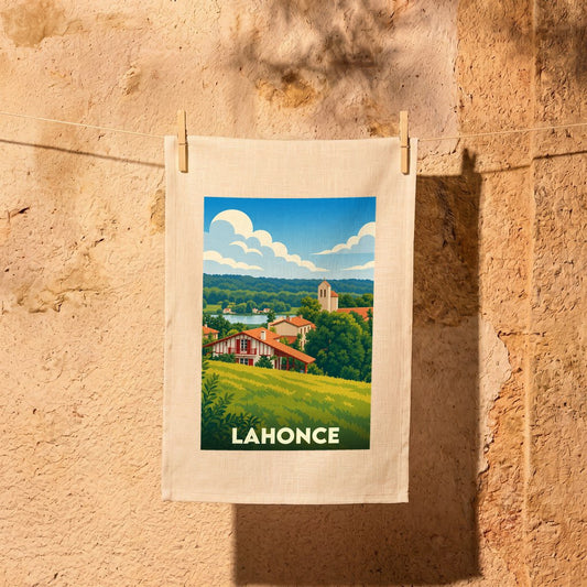 Torchon souvenir de la ville de Lahonce illustré d'un paysage de campagne basque stylisé.