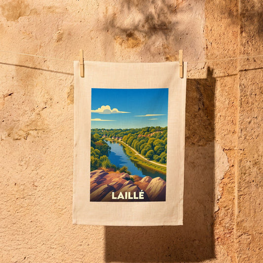 Torchon souvenir de la ville de Laillé avec une illustration stylisée d'un paysage de rivière.