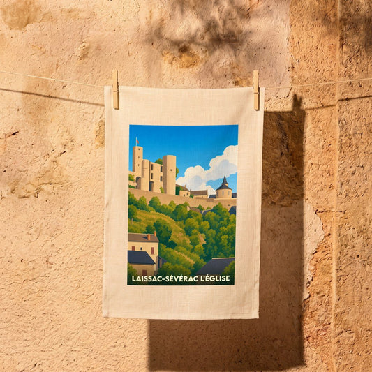 Torchon souvenir de Laissac-Sévérac l'Église avec une illustration stylisée de son patrimoine médiéval.