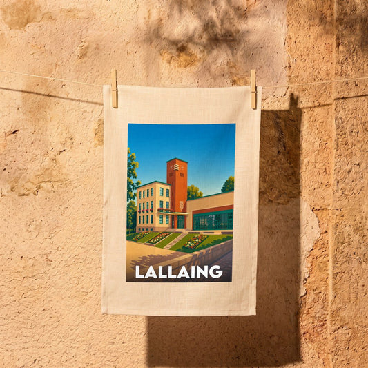 Torchon souvenir de la ville de Lallaing avec une illustration colorée et stylisée de son architecture.
