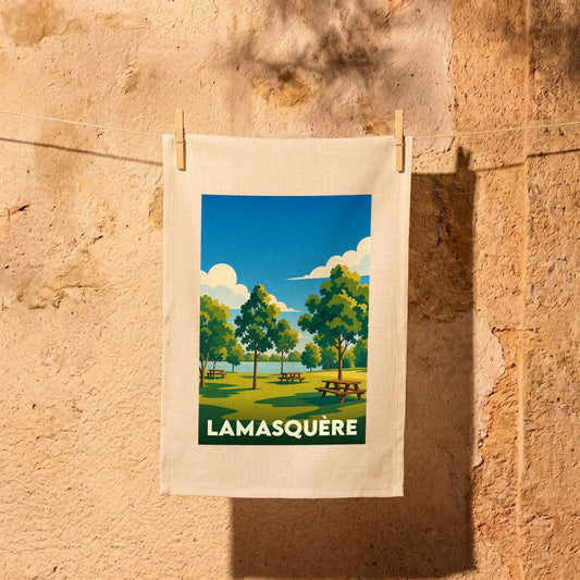 Torchon souvenir de la ville de Lamasquère avec une illustration stylisée d'un parc arboré.