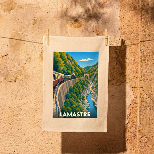 Torchon souvenir de la ville de Lamastre avec une illustration stylisée d'un train à vapeur dans les gorges du Doux.