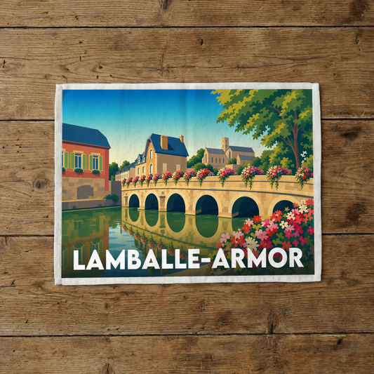 Torchon souvenir de la ville de Lamballe-Armor avec une illustration stylisée d'un pont fleuri.